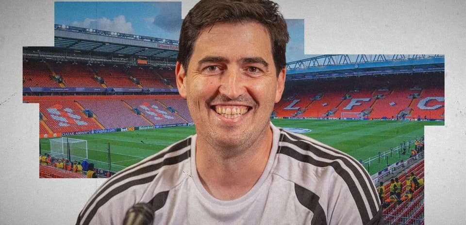 Entraîneur souriant devant le stade Anfield vide