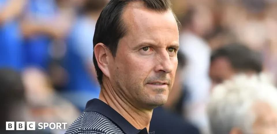 Entraîneur observant le match depuis la ligne de touche