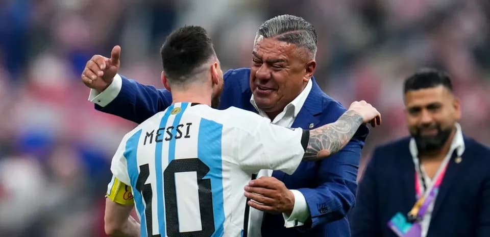 Messi et un officiel se félicitant après le match