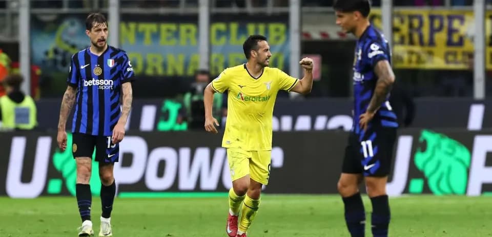 Joueur de Lazio célèbre un but contre Inter