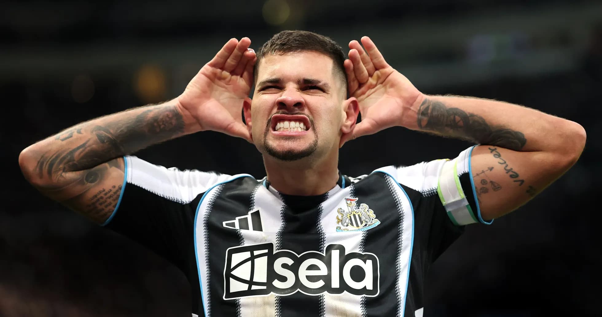 Joueur de Newcastle se couvrant les oreilles en célébration