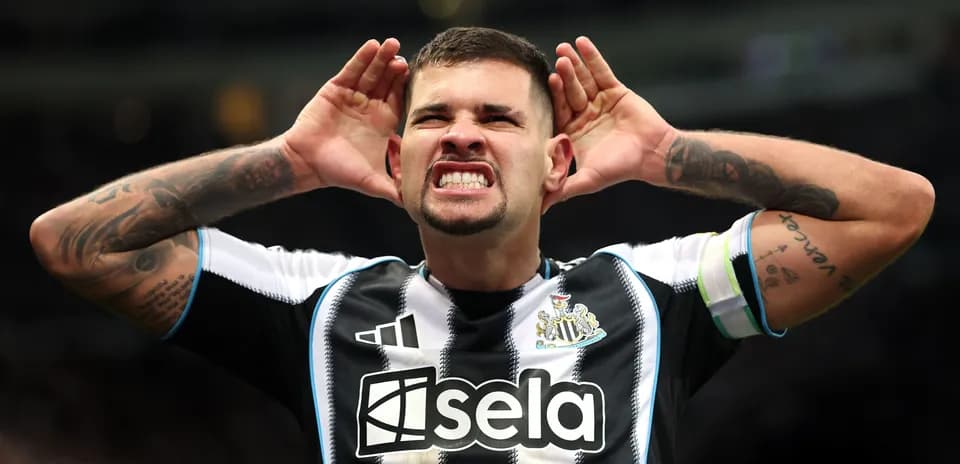 Joueur de Newcastle se couvrant les oreilles en célébration