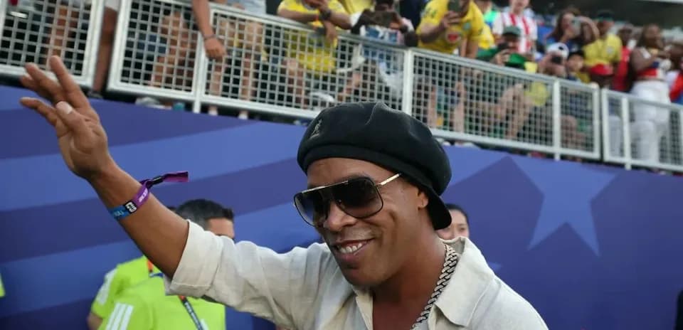 Homme saluant les spectateurs lors d'un événement sportif