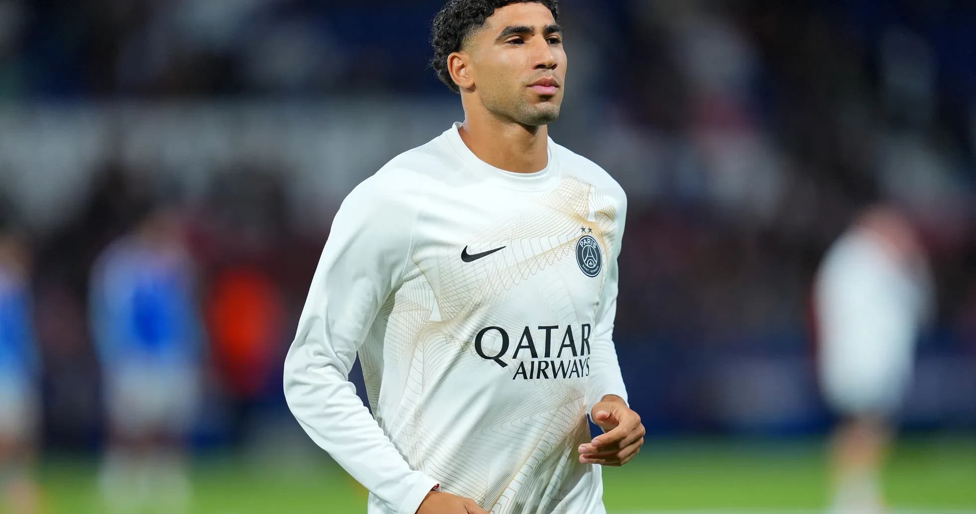 Joueur du PSG en tenue d'échauffement sur le terrain