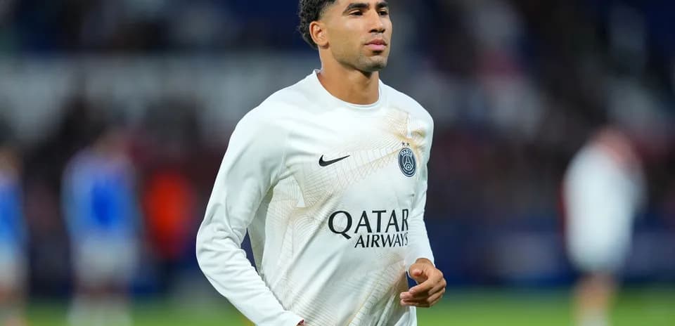 Joueur du PSG en tenue d'échauffement sur le terrain