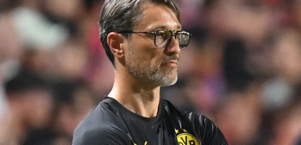Entraîneur observant le match depuis la touche
