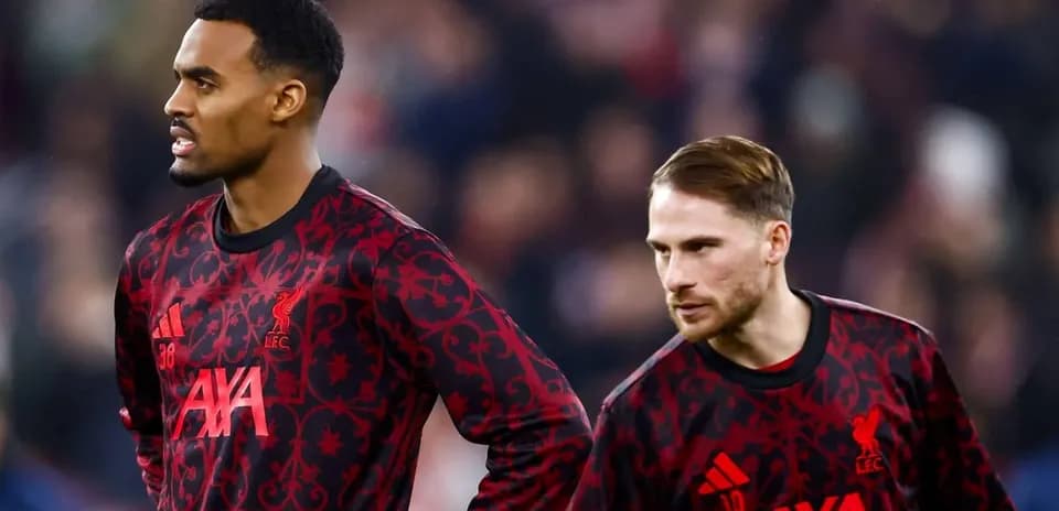 Deux joueurs de Liverpool en tenue d'échauffement