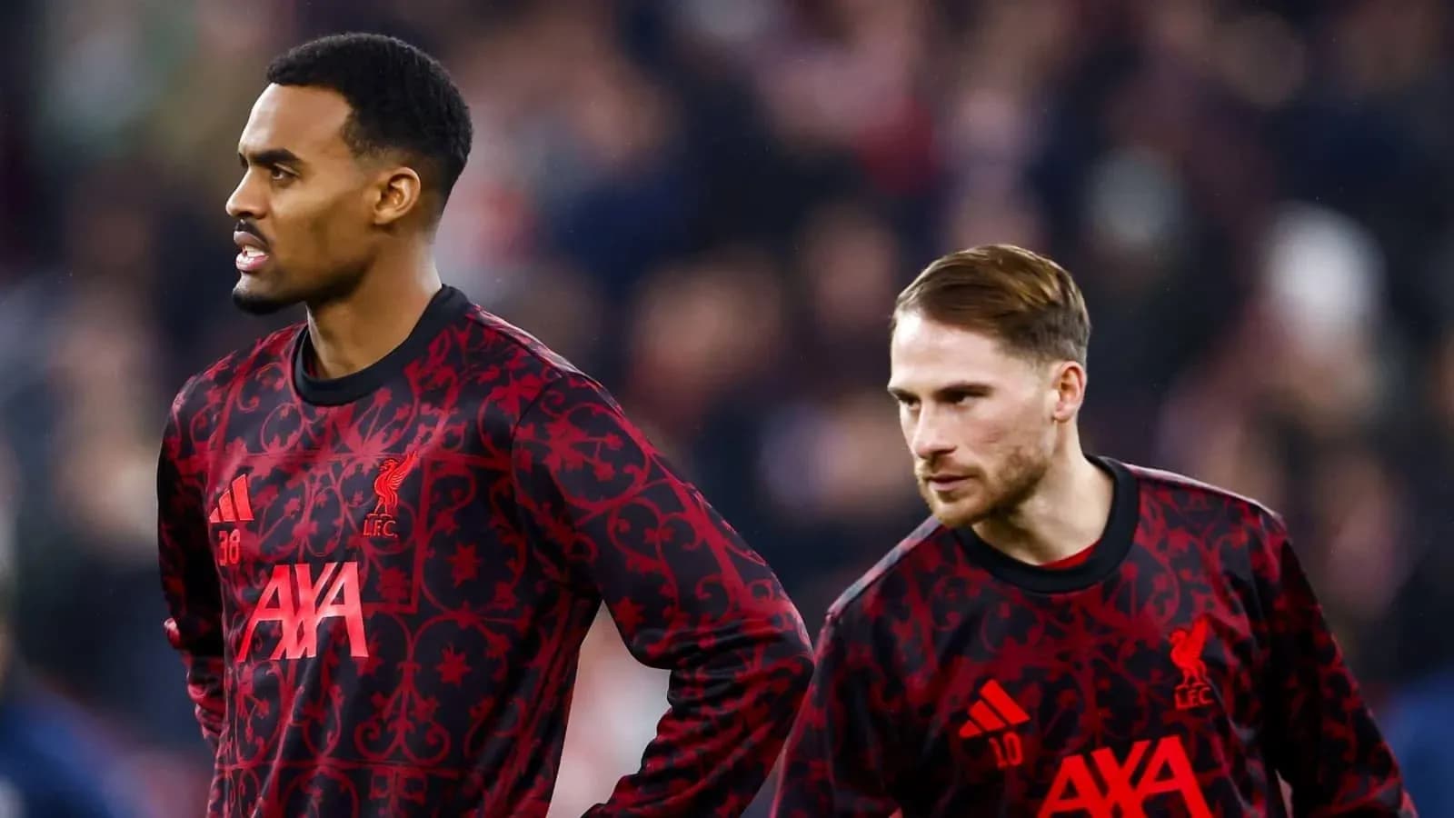 Deux joueurs de Liverpool en tenue d'échauffement