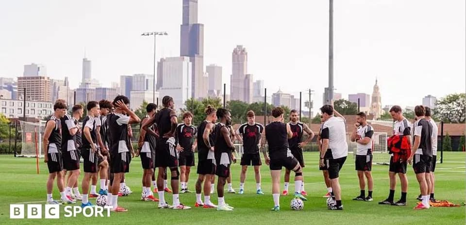 Équipe en entraînement avec l'architecture de la ville en arrière-plan
