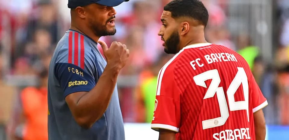 Entraîneur discutant avec joueur de FC Bayern