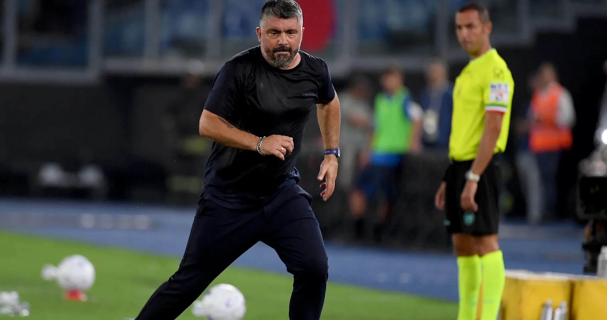 Entraîneur courant sur le terrain pendant un match