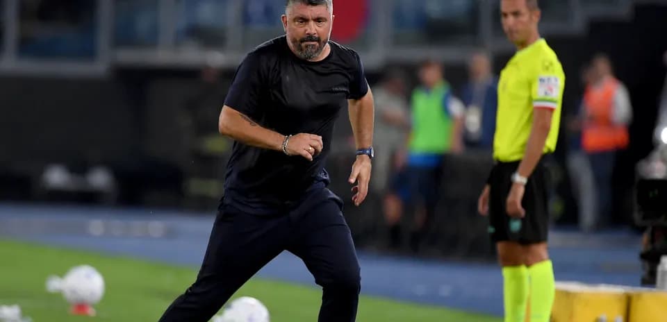 Entraîneur courant sur le terrain pendant un match