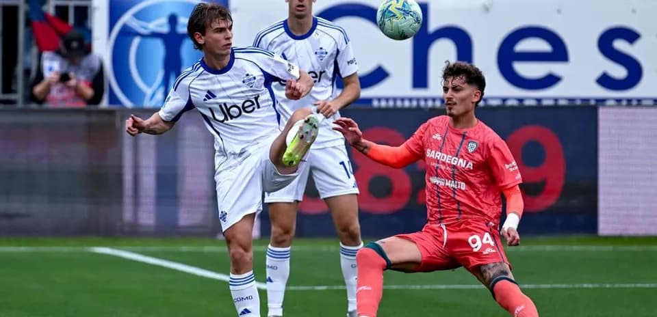 Un joueur de Como en action contre Cagliari