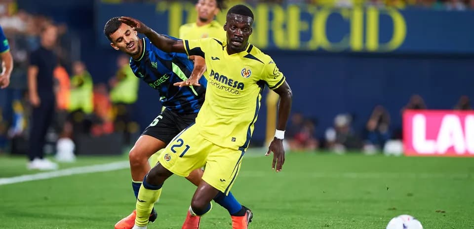 Joueur de Villarreal dribblant un adversaire en match