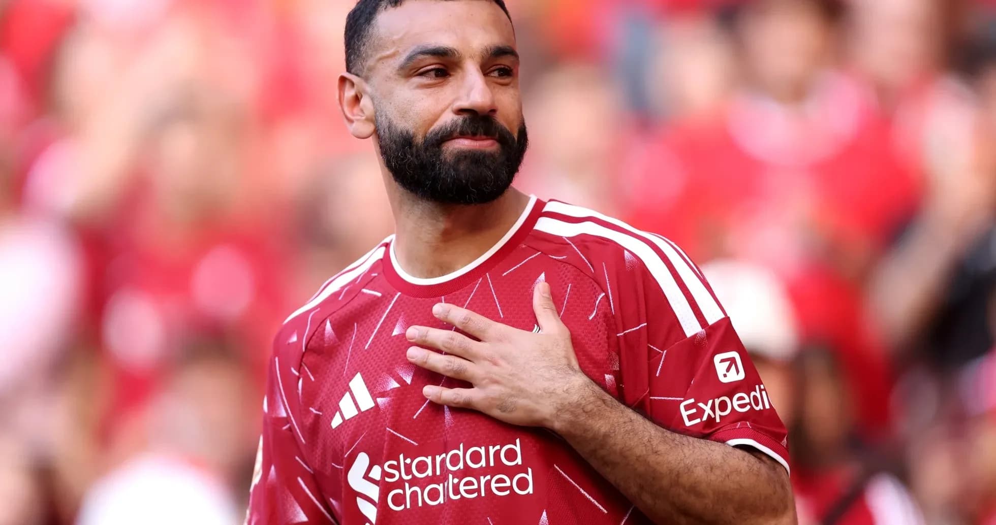 Joueur saluant le public avec un maillot rouge