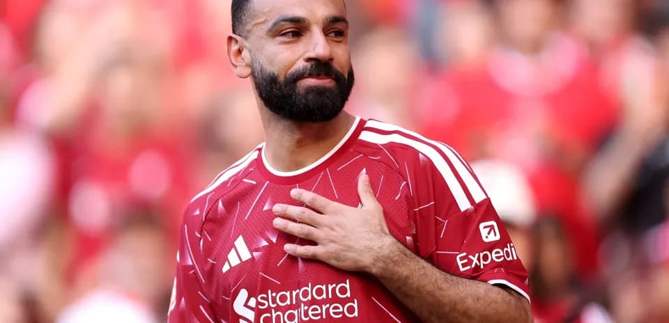 Joueur saluant le public avec un maillot rouge