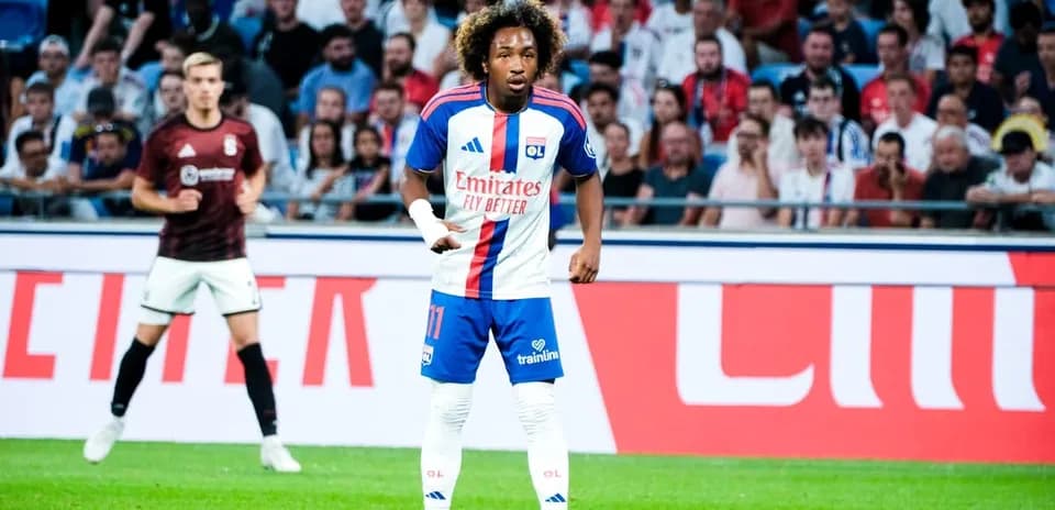 Joueur de l'OL en action sur le terrain