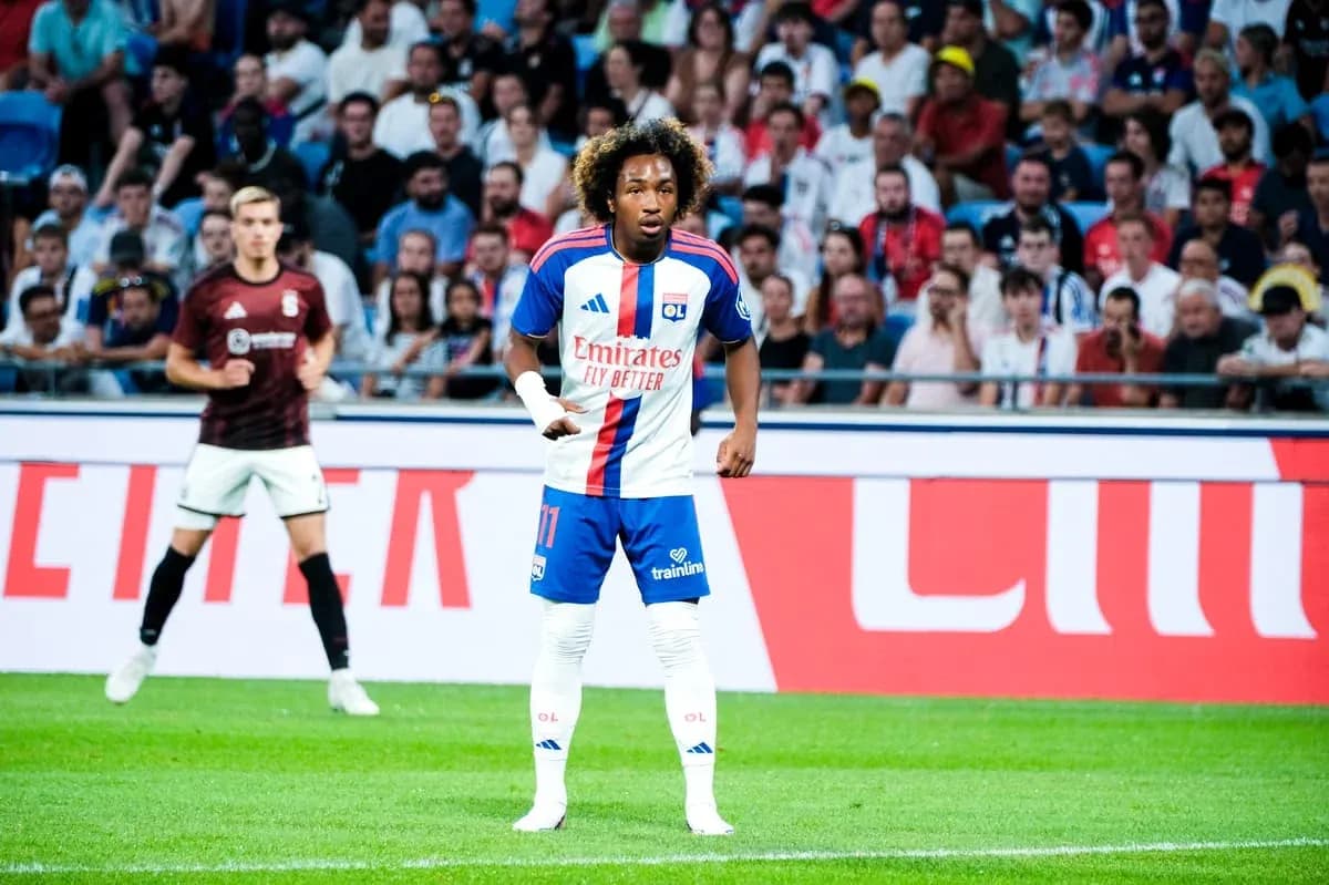 Joueur de l'OL en action sur le terrain