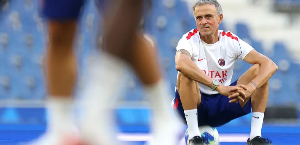 Entraîneur de football assis pendant l'entraînement