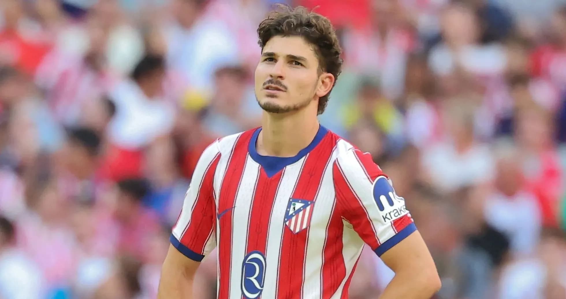 Joueur d'Atlético Madrid regardant le terrain pendant un match