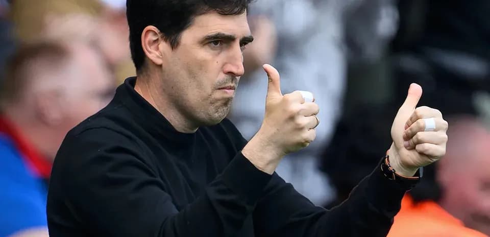 Entraîneur faisant un geste d'approbation pendant le match