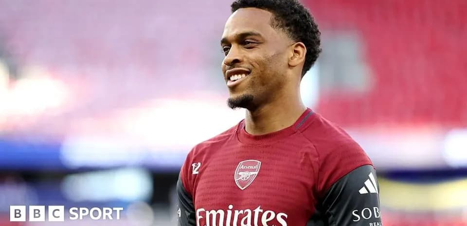Joueur d'Arsenal en tenue d'entraînement souriant