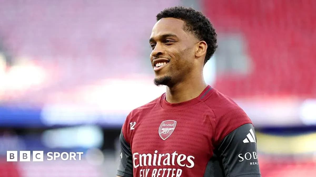 Joueur d'Arsenal en tenue d'entraînement souriant