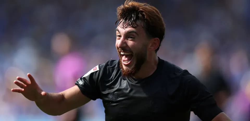 Joueur célébrant un but avec enthousiasme sur le terrain