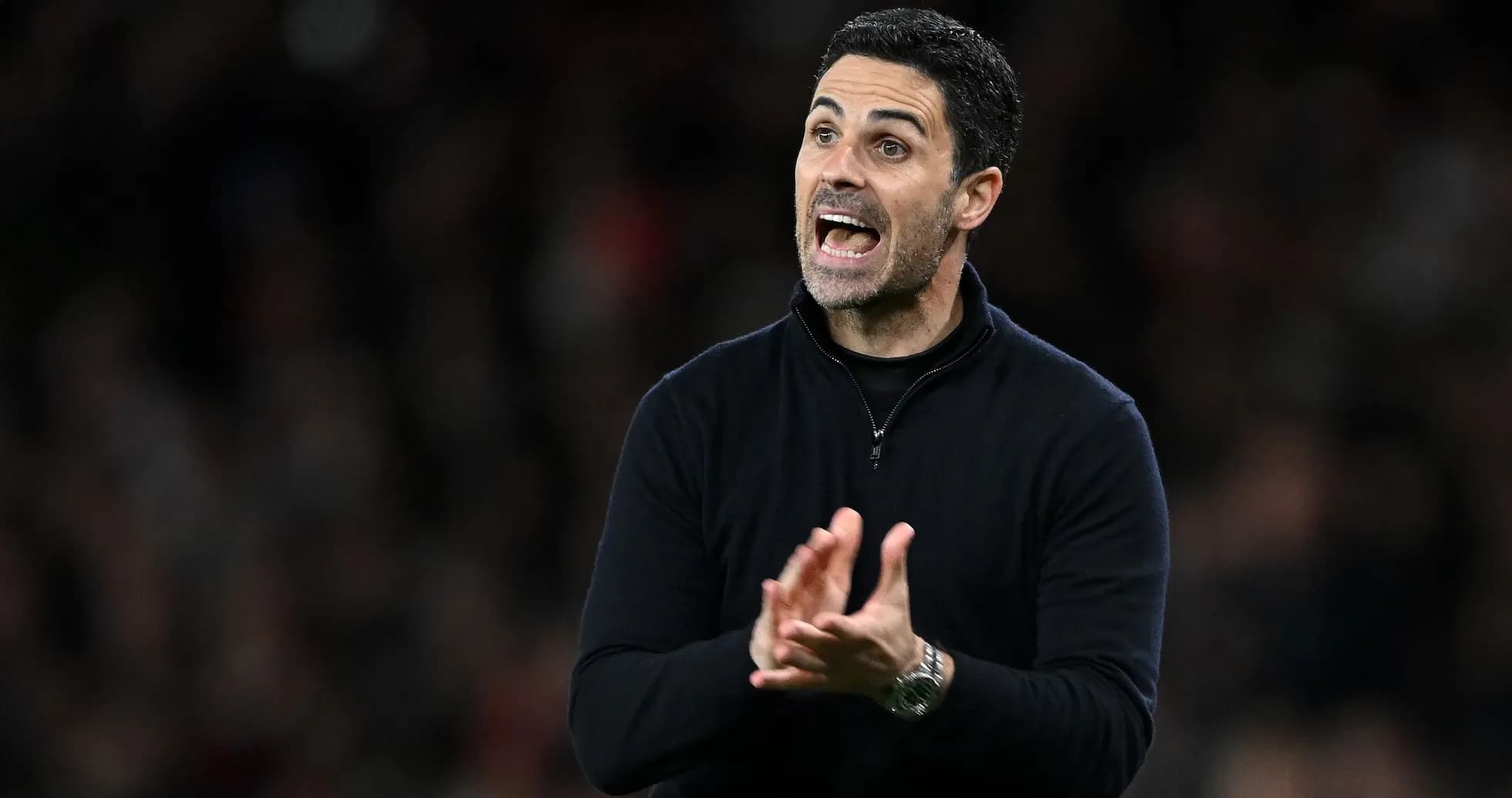 Entraîneur donnant des instructions sur le terrain