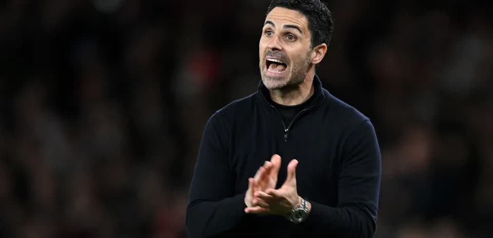 Entraîneur donnant des instructions sur le terrain