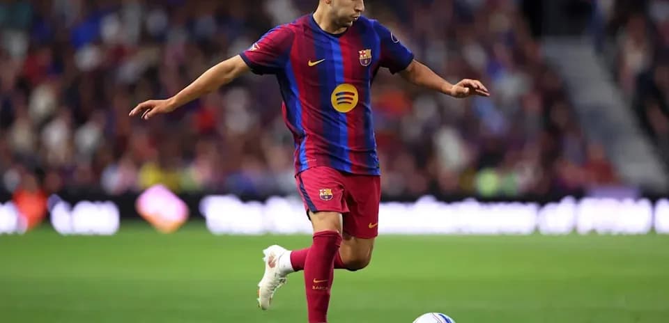 Joueur de Barcelone dribblant le ballon sur le terrain