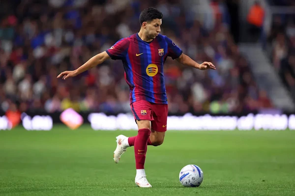 Joueur de Barcelone dribblant le ballon sur le terrain