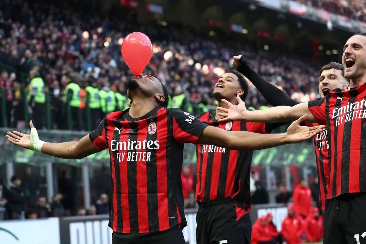 Joueurs du Milan AC célébrant avec un ballon rouge