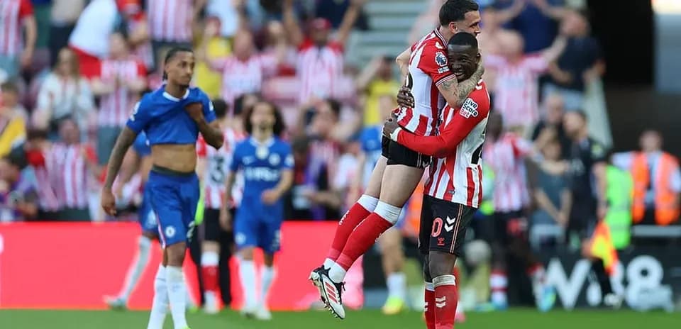 Deux joueurs de Sunderland célèbrent un but