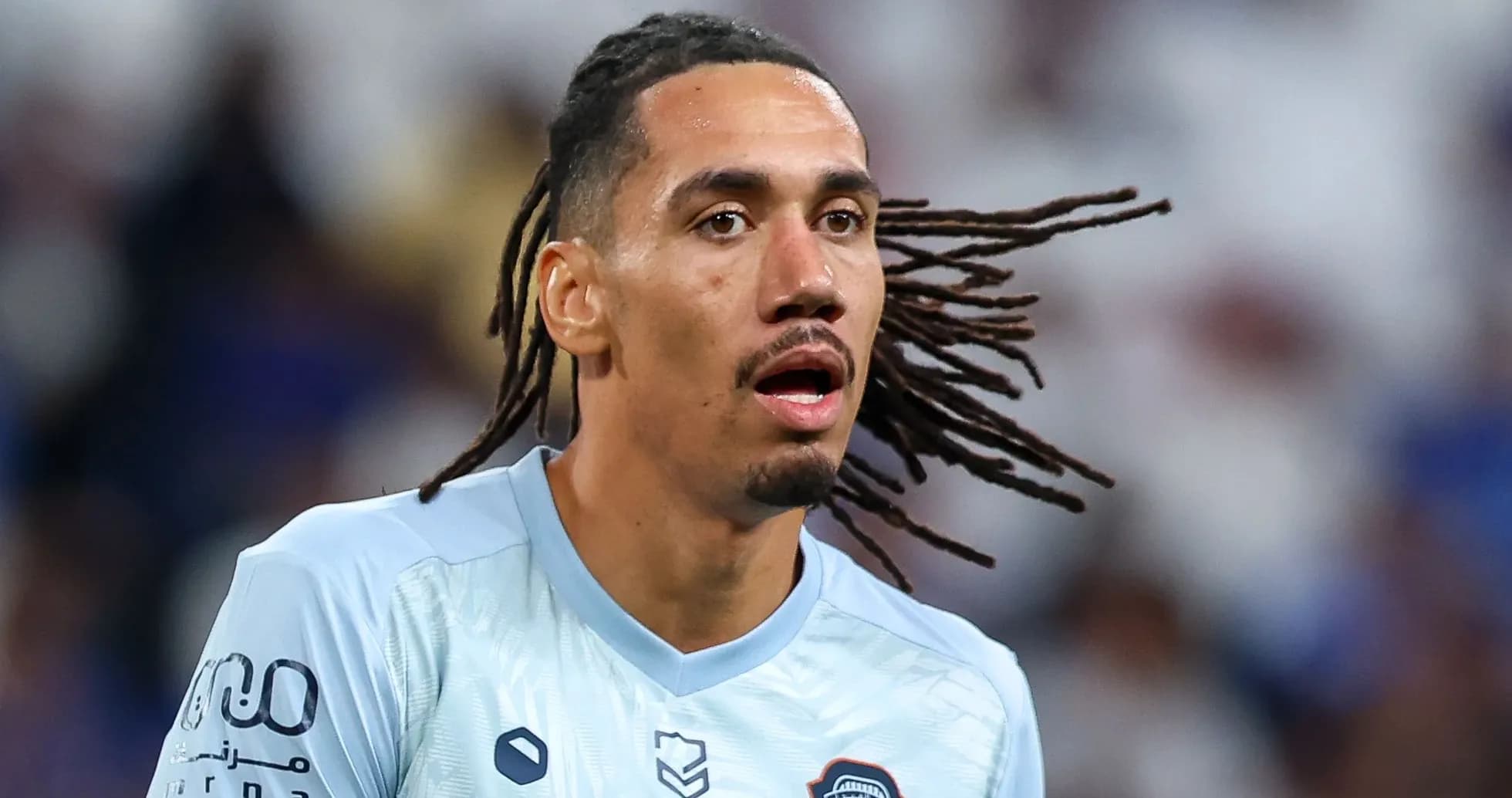 Joueur avec des dreadlocks en maillot clair sur le terrain