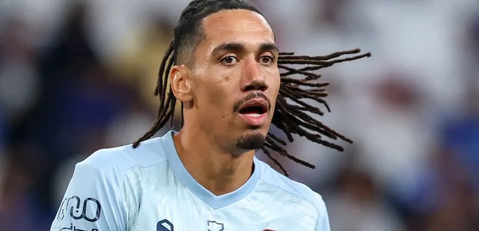 Joueur avec des dreadlocks en maillot clair sur le terrain