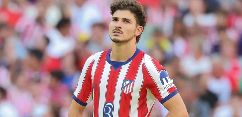 Joueur d'Atlético Madrid regardant le terrain