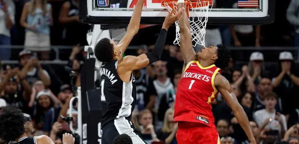 Joueur dunkant pendant un match NBA
