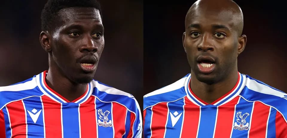 Deux joueurs de Crystal Palace en maillot rayé