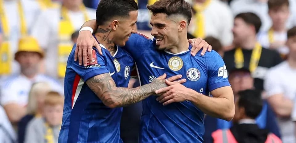 Joueurs de Chelsea célébrant un but ensemble