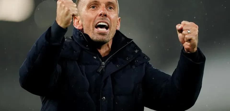 Entraîneur célébrant une victoire sur le terrain