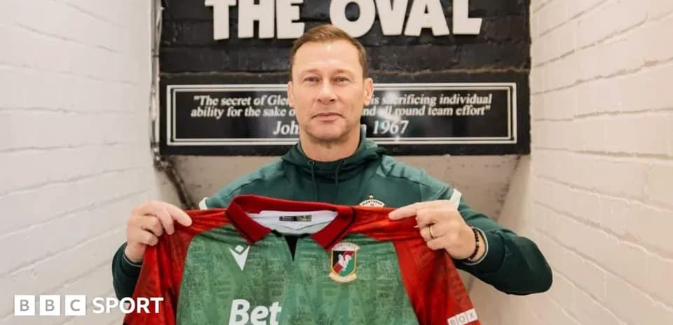 Entraîneur présentant le maillot de l'équipe au Oval