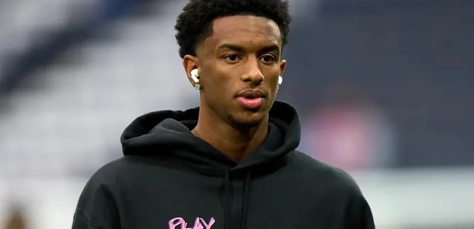 Joueur portant un sweat à capuche avant le match