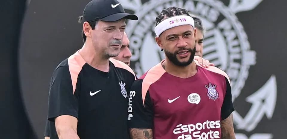 Entraîneur discutant avec joueur lors de l'entraînement