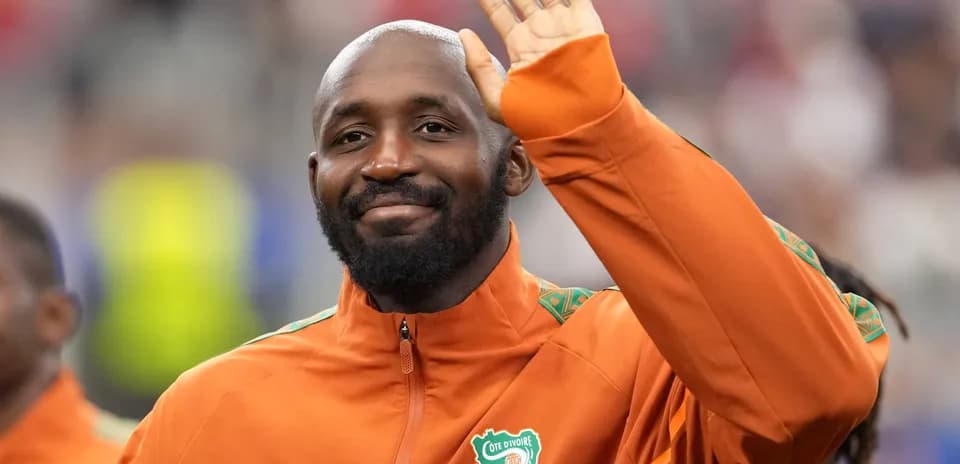 Joueur de Côte d'Ivoire saluant avant le match