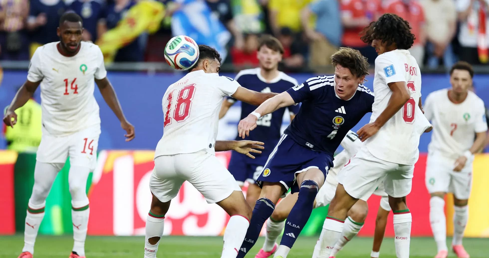 Joueurs en action lors d'un match de football