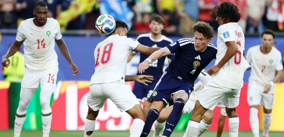 Joueurs en action lors d'un match de football