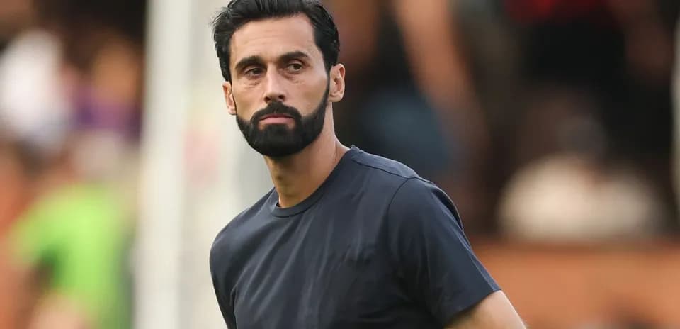 Homme en t-shirt noir observant le match