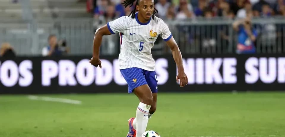 Joueur dribblant le ballon lors d'un match
