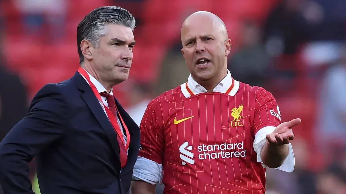 Deux hommes discutant sur le terrain de Liverpool